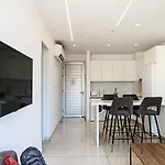 Phaedrus Living - Seaside Executive Flat Harbour 203
